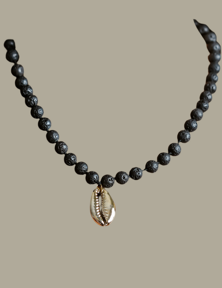 Collar Piedra Volcánica Concha Dorada
