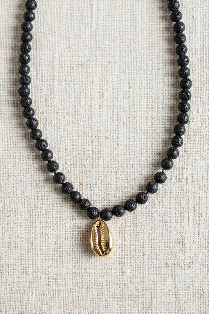 Collar Piedra Volcánica Concha Dorada
