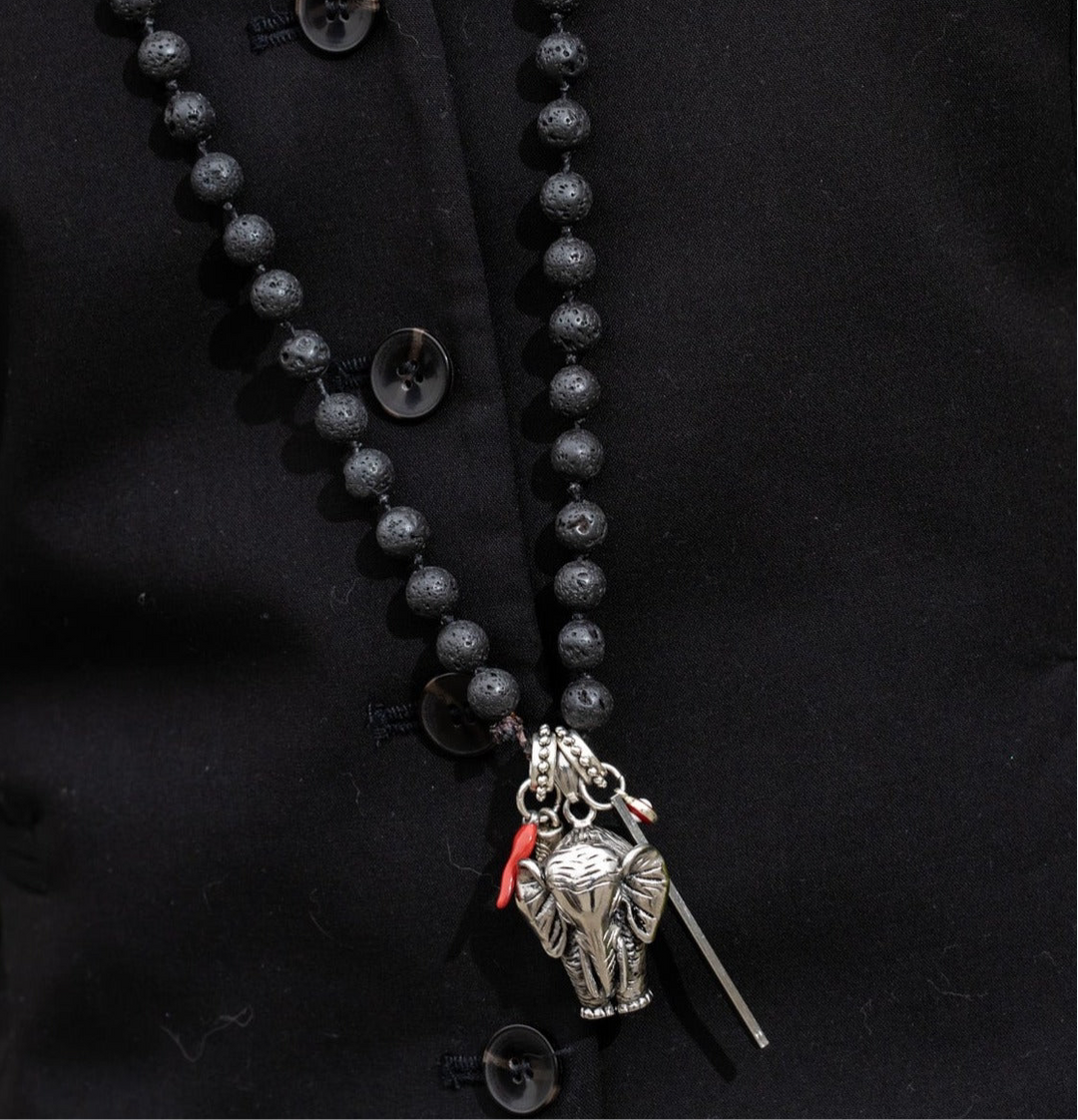 Collar dark elefante amuleto plateado