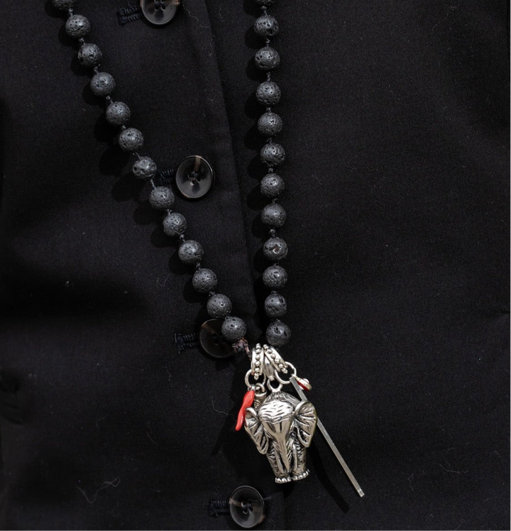 Collar dark elefante amuleto plateado