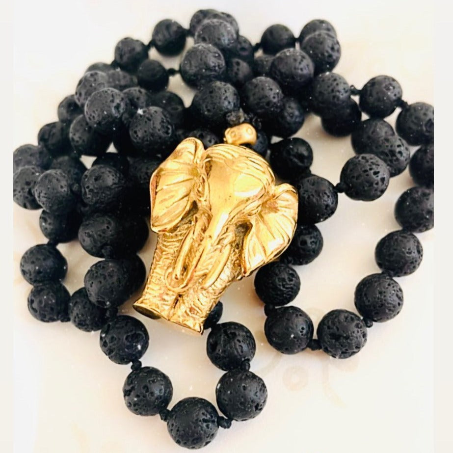 Collar negro amuleto de elefante dorado