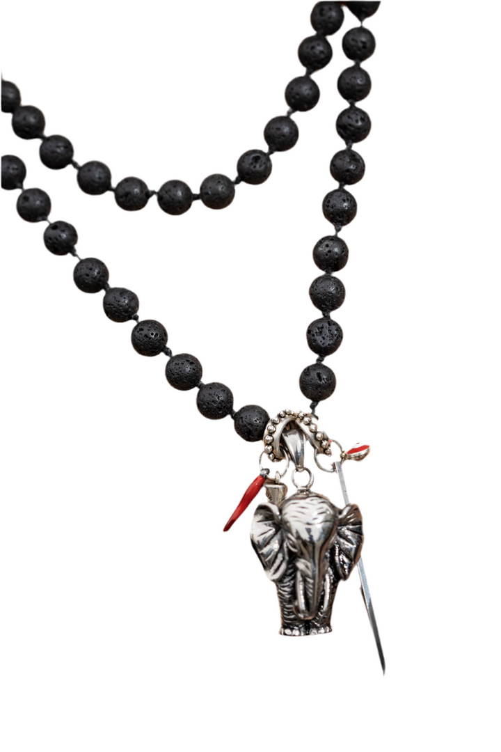 Collar dark elefante amuleto plateado