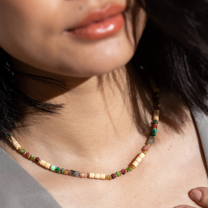 Collar hueso y piedras semipreciosas