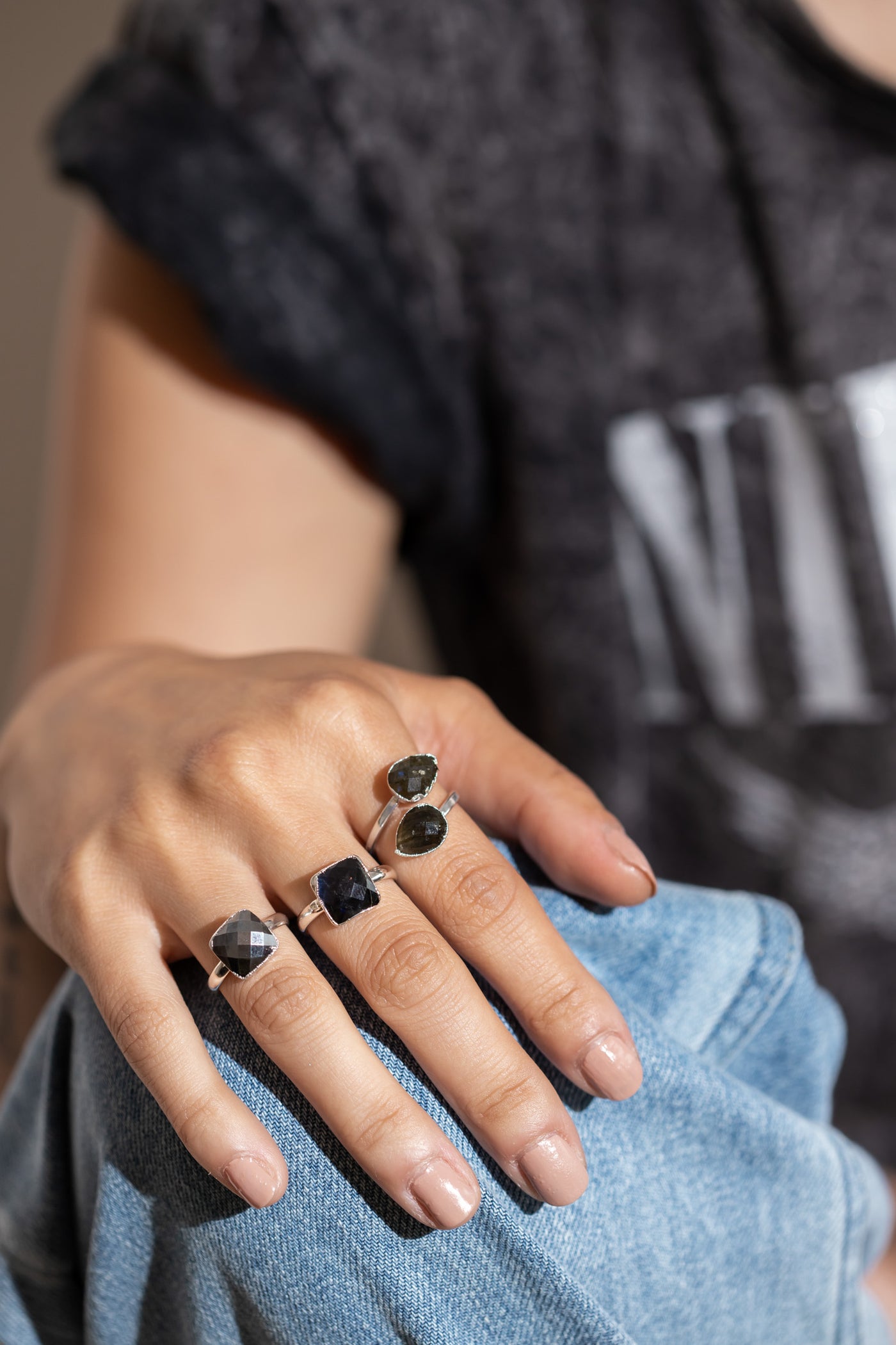 anillo delgado plateado piedra negra