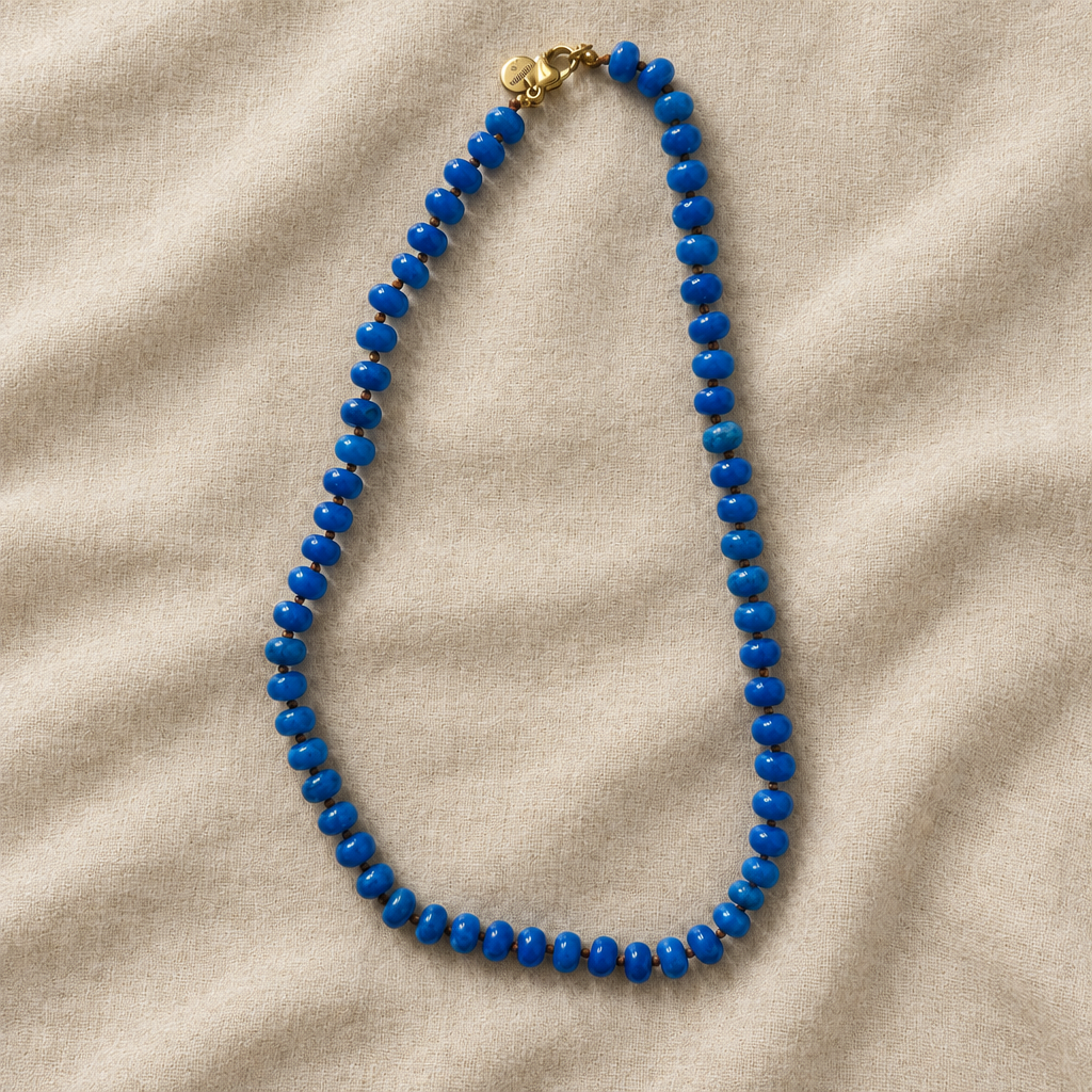 Collar azul sobre tela rústica color crudo