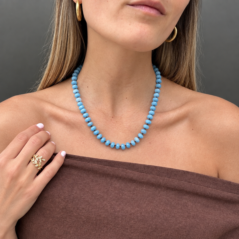 Collar celeste con mano y anillo, foto 2 cuadrada