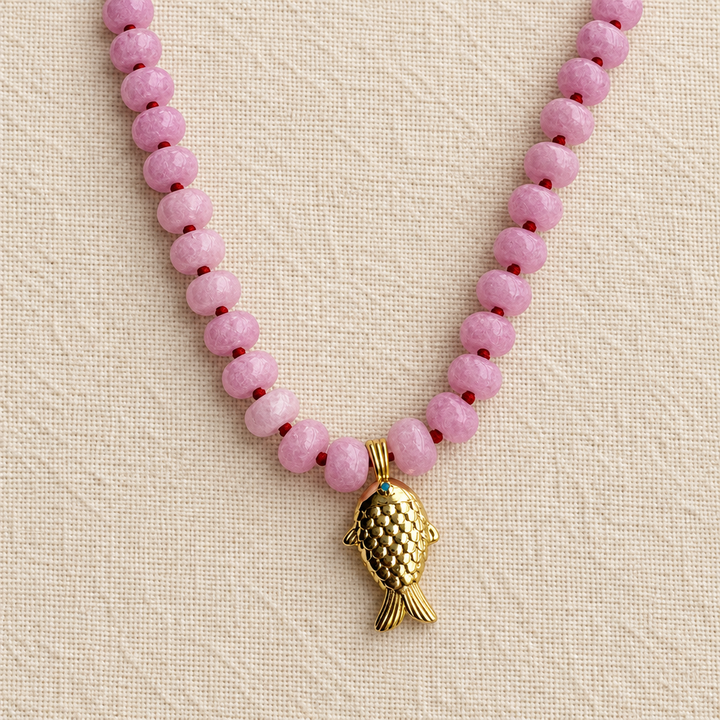 Collar con pez sobre tela rústica color crema