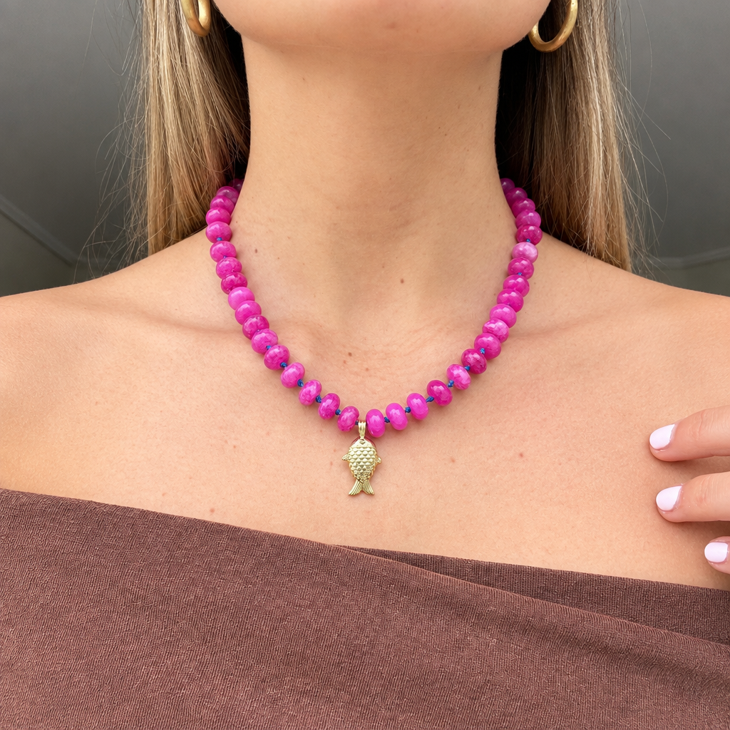Collar fucsia con pez dorado, cuadrada