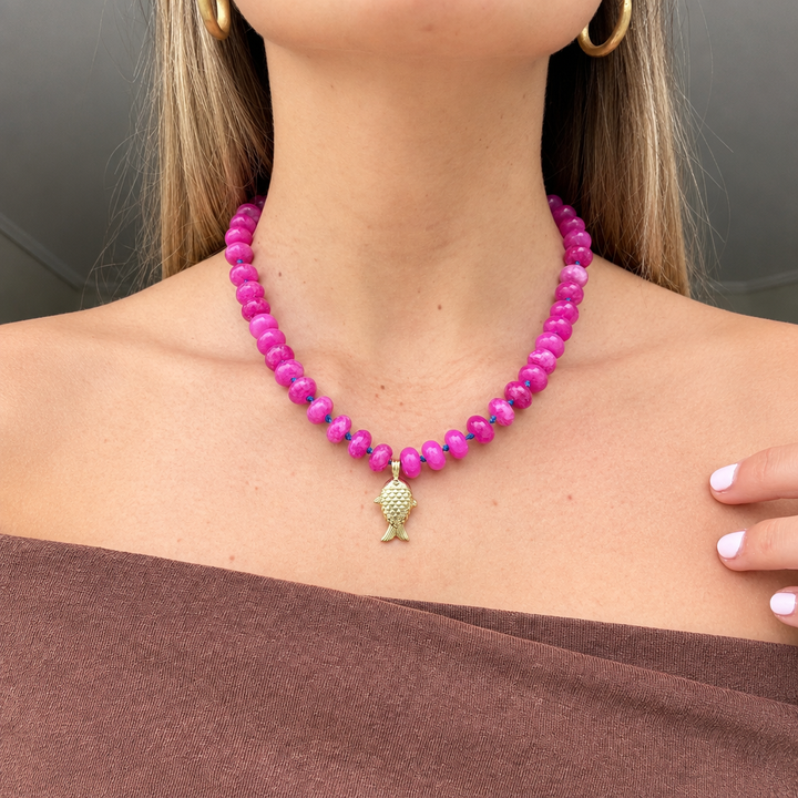 Collar fucsia con pez dorado, cuadrada