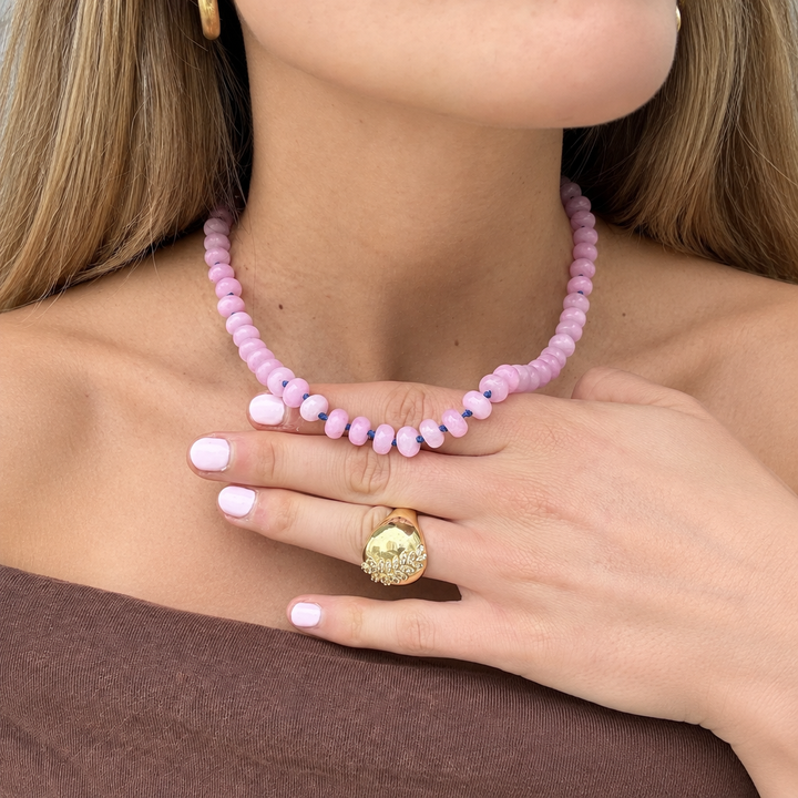 Collar rosado foto 4 cuadrada