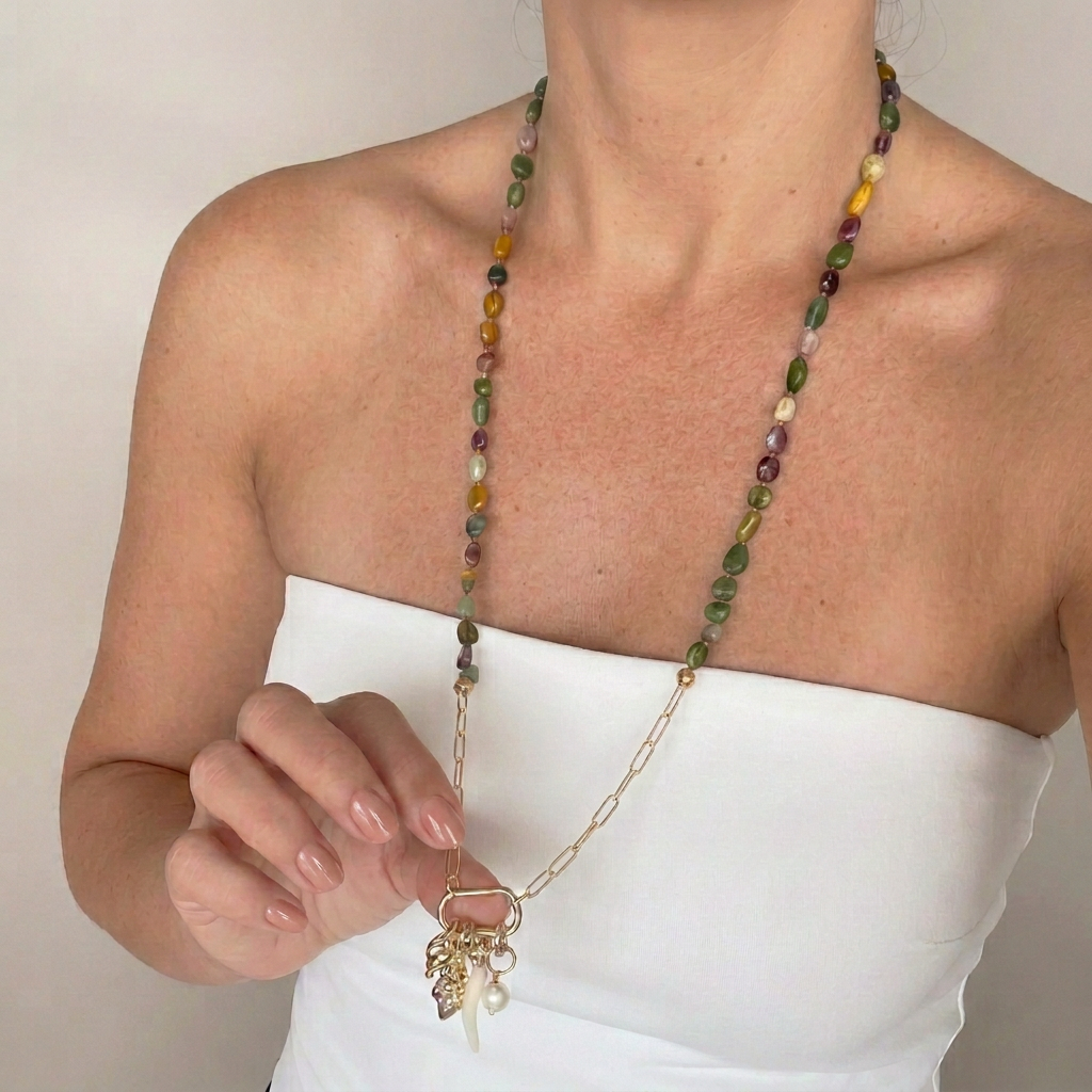 Modelo con collar ajustado a la tonalidad de referencia