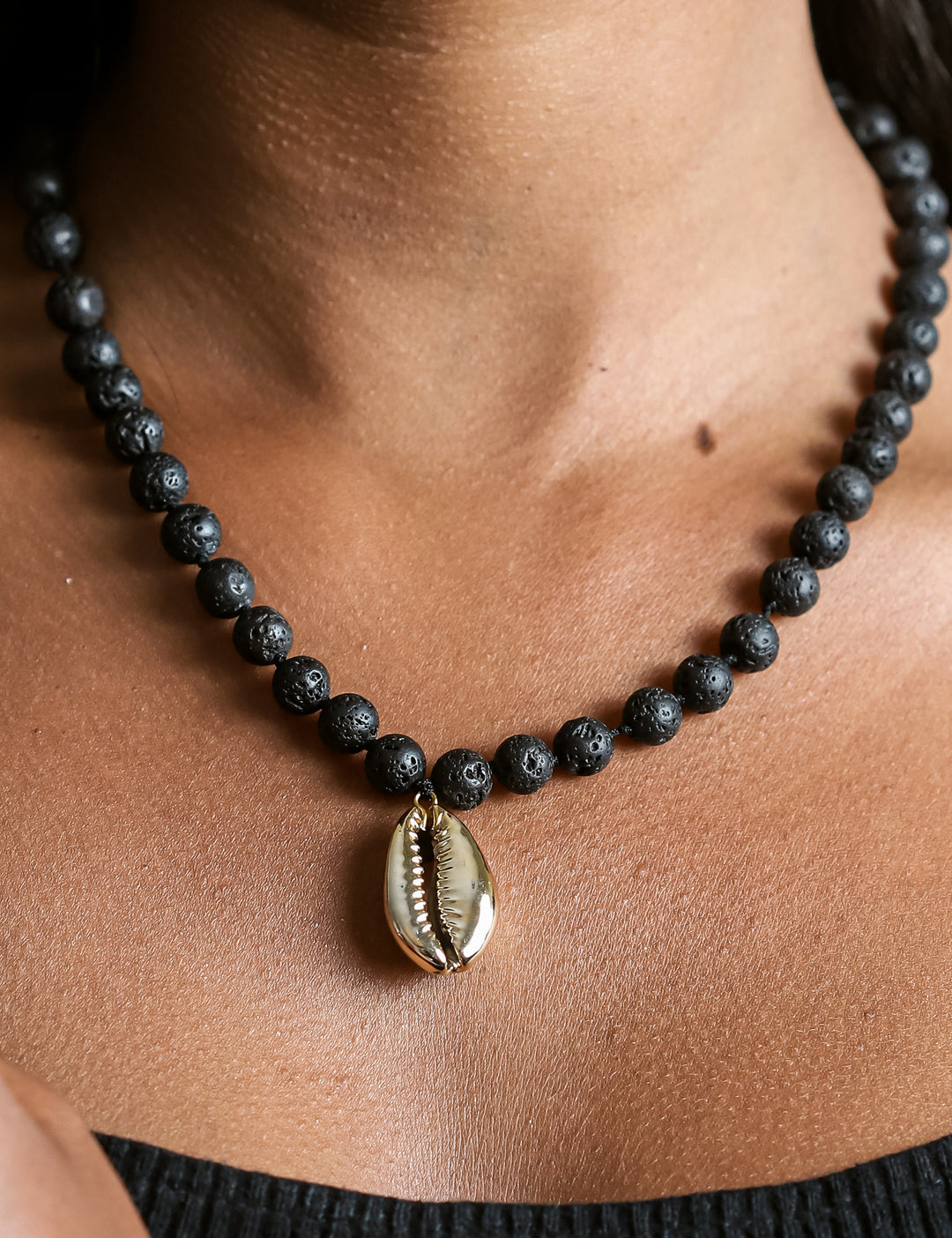 Collar Piedra Volcánica Concha Dorada
