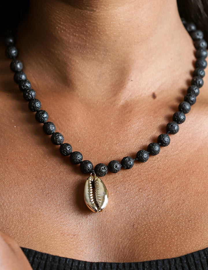 Collar Piedra Volcánica Concha Dorada