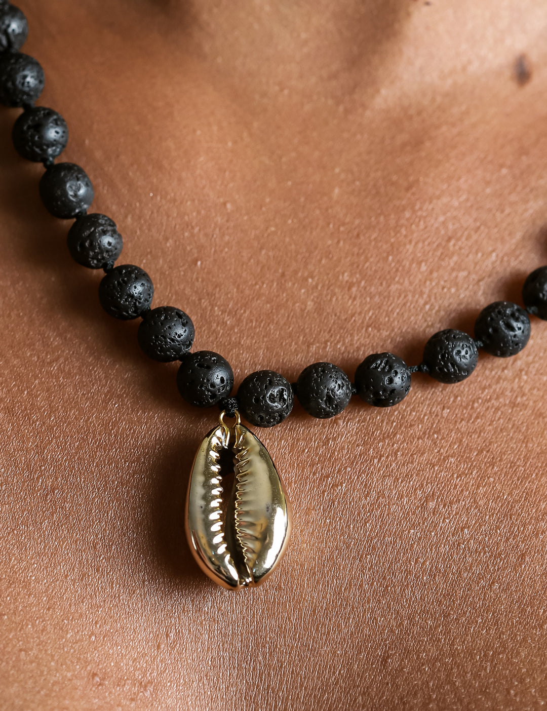 Collar Piedra Volcánica Concha Dorada